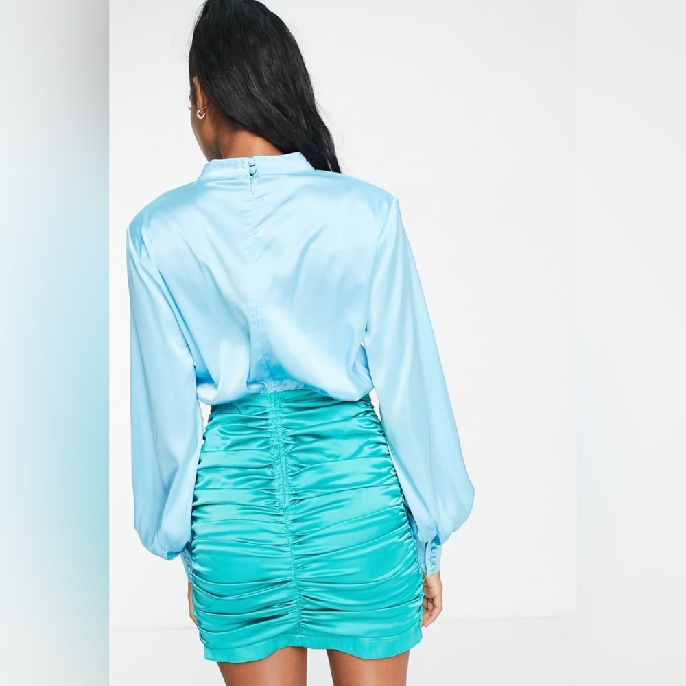 In The Style x Billie Faiers satin contrast high neck ruched skirt in blue/green - Picture 13 of 14